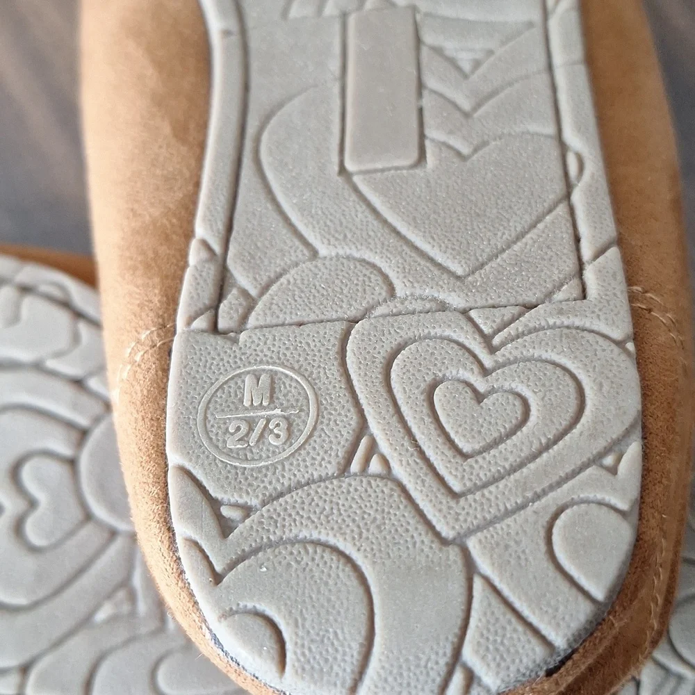 Girls Slippers Size Medium 2/3